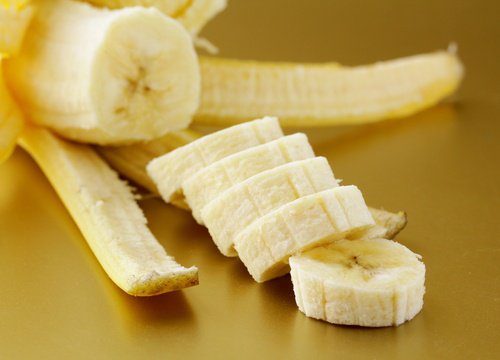 Une banane coupée en morceaux 