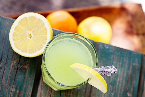 Jus de citron tiède pour le corps.
