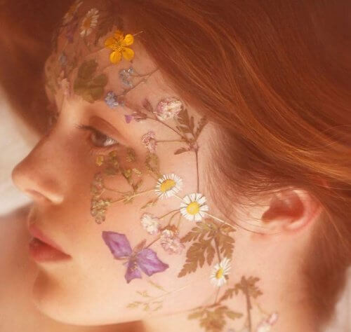 Femme-avec-fleurs-sur-le-visage-500x474