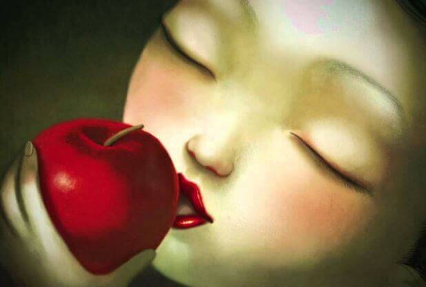 Femme-croquant-une-pomme