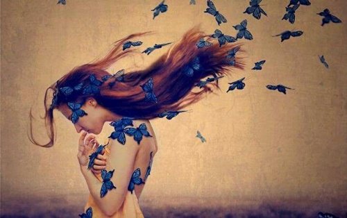 femme papillons bleus