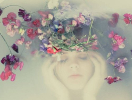 Femme-sous-l'eau-avec-couronne-de-fleurs-500x380