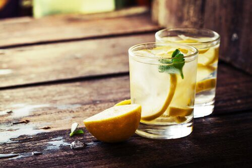 Le jus de pomme et de citron.