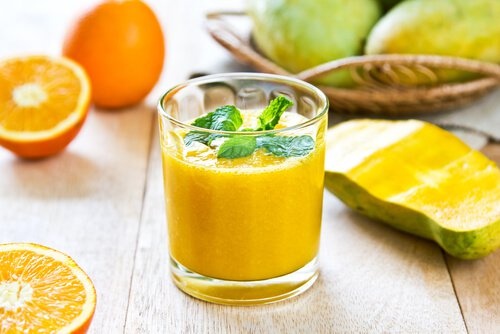 Smoothies pour le foie à la carotte, mange et orange