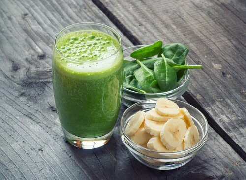 Smoothie-detox-banane-epinards-500x365