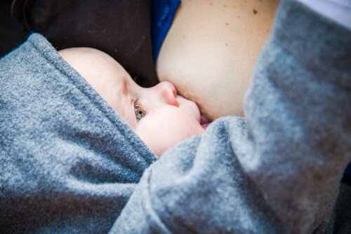 femme donnant le sein