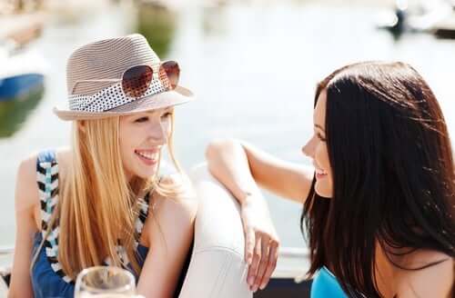 Deux amies qui discutent