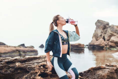 Femme en train de boire de l'eau 