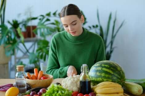 Femme en train de couper des légumes