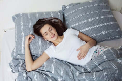 Une jeune femme qui dort paisiblement.