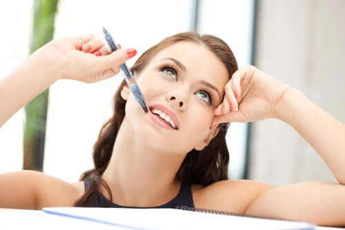 Femme en train de réfléchir