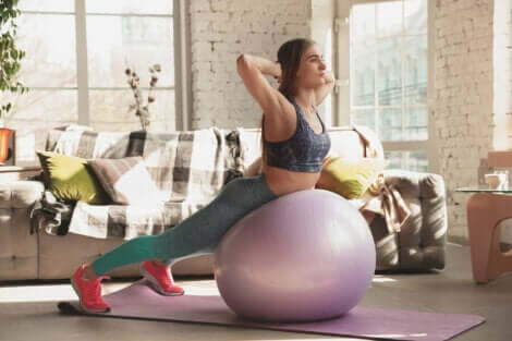 Femme en train de faire de l'exercice physique 