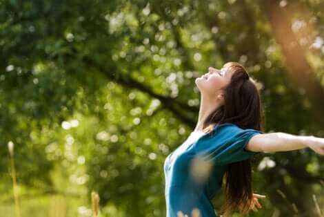 Femme heureuse, les bras ouverts 