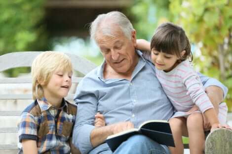 Un grand-père avec ses petits-enfants 