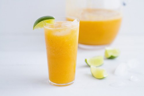 Préparation du jus de pomme.