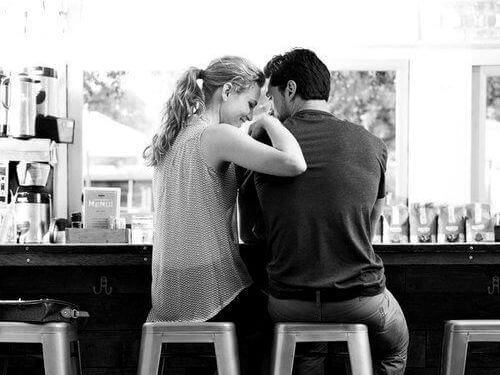 Couple-dans-un-bar