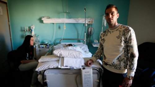 Depuis qu’il a mangé une amande, un enfant de deux ans ne peut plus bouger Depuis qu’il a mangé une amande, un enfant de deux ans ne peut plus bouger