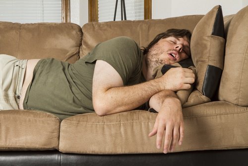 homme dormant dans un canapé 