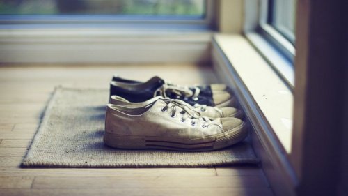 Pourquoi vaut-il mieux enlever ses chaussures avant d'entrer chez soi?