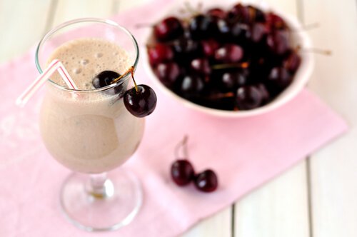 Jus-de-cerise-shutterstock_155205236