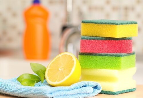 Astuces pour enlever les taches d'huile sur les vêtements : jus de citron