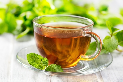 Une infusion de menthe contre les maux de tête et d'estomac