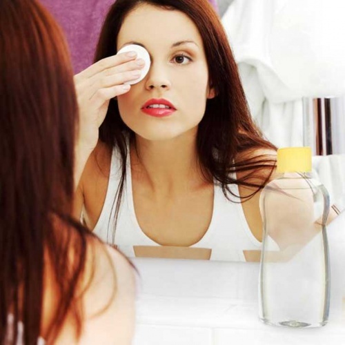 L'huile pour bébé en démaquillant.