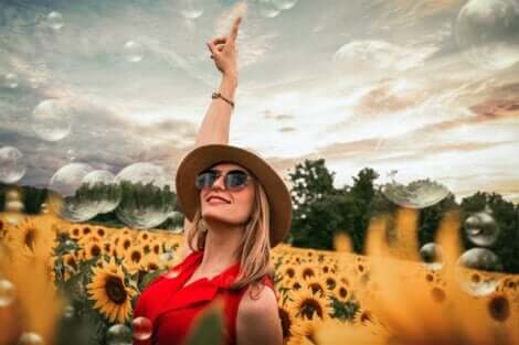 Une femme heureuse dans un champ de tournesols.