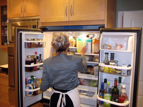 Femme qui ouvre son réfrigérateur