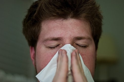 Un homme avec le nez bouché.