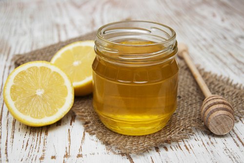 Lisser naturellement les cheveux avec le citron et le miel.