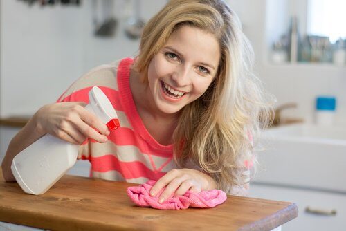 Femme heureuse de faire le ménage