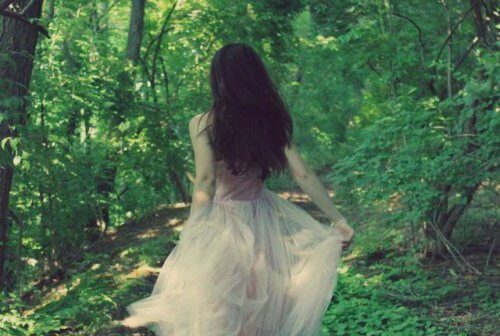Femme-fuyant-dans-la-foret-500x336