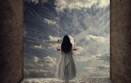 Femme-regardant-les-portes-du-ciel-pensant-au poids-de-l'independance-500x317