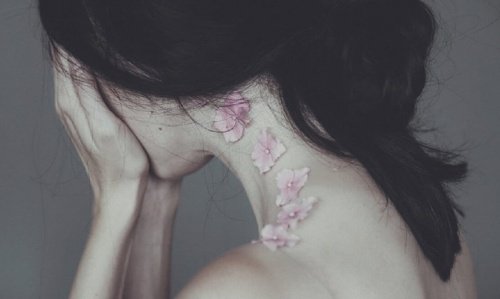 Femme en souffrance, se cache le visage.