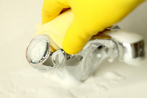 nettoyer les robinets avec du gros sel