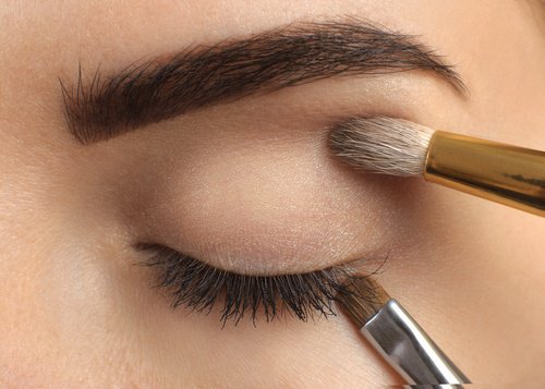 Epilation des sourcils.