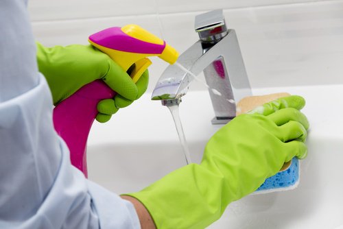 Le vinaigre blanc est très efficace pour nettoyer en profondeur les recoins du lavabo.