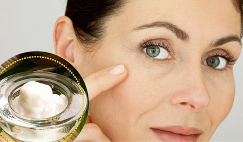 Nettoyez votre visage avec cette lotion chaque jour pour diminuer taches et rides Nettoyez votre visage avec cette lotion chaque jour pour diminuer taches et rides