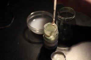 Comment faire un flacon lumineux avec de la peinture : étape 1