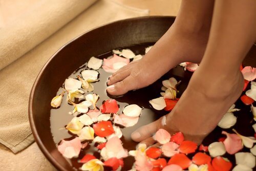 Mettre ses pieds dans l'eau froide.