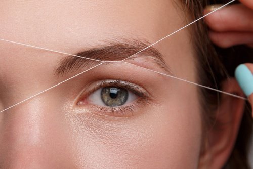 Les sourcils clairsemés sont des symptômes d'un déséquilibre de santé.