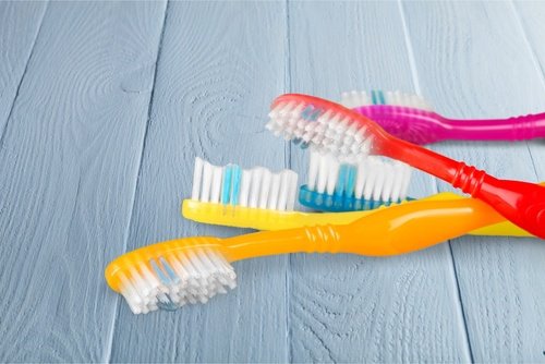 Utiliser-une-brosse-a-dents-500x334