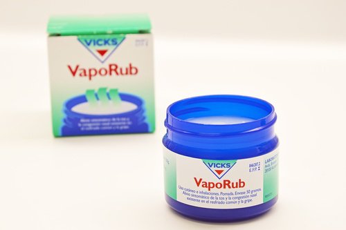 le vicks vaporub peut aussi éliminer les mycoses des ongles