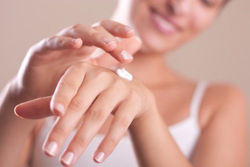 cremes-contre-les-taches-sur-les-mains