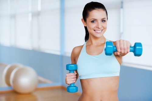 Femme avec des haltères
