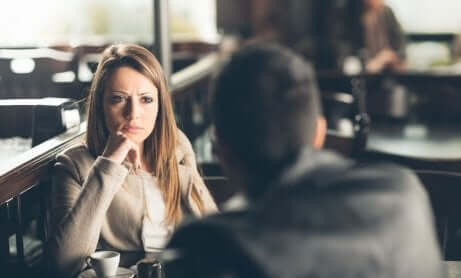 femme face à un homme dans un café