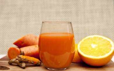 Jus détoxifiant à l'orange, à la carotte et au gingembre