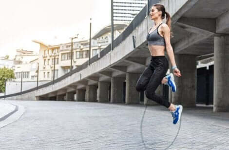 femme sautant à la corde