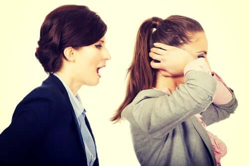 femme criant sur une autre